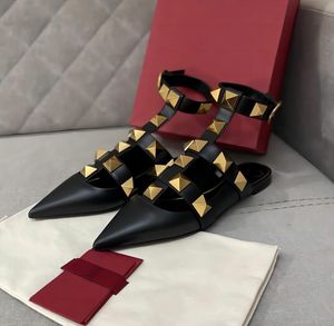 Markendesigner Frühling und Herbst neue flache Damensandalen mit hohen Absätzen und Nieten verzierte spitze Zehensandalen, schwarze modische Sandalen mit Staubbeutel