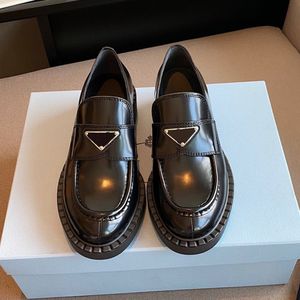 Cilalı Deri Platform Ayakkabı Önlük Ayak parmakları Slip-On Loafers Kadın Lüks Tasarımcı Loafers Tıknaz Topuk Ayakkabı Luxe Lounge Flats Boyutları 35-42 Kutu