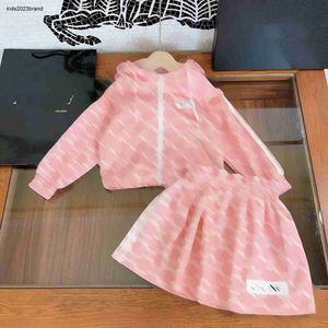 ベビー用の新しい秋の新鮮で素敵な女の子のドレススーツサイズ110-160ジッパーフード付きジャケットとロゴ印刷スカートOct20
