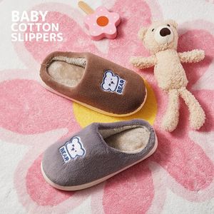 Slipper Kids Autumn Zime kapcie kreskówki Niedźwiedź list haftowe buty Dzieci Dom Bawełna Keep Warme Plush Ball Grunting Slipper 231020