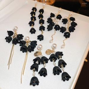 Orecchini pendenti Minar Cool Multiple Velluto nero Peluche Mughetto per le donne Perle finte Orecchino lungo con petalo di fiore con nappa