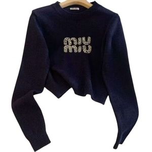 Miumius suéter designer de moda feminina outono/inverno nova carta incorporando diamante em torno do pescoço versátil curto lã camisola de malha para mulher