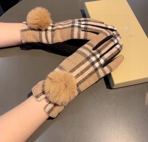 Brown Brand Luxury Designer Cashmere Gloves Women ullhandskar av hög kvalitet lady pälsboll handskar vinter mode tillbehör med låda