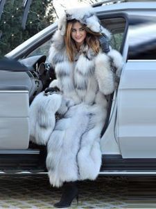 Свободное зимнее длинное пальто с цветными блоками и белым мехом