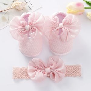 First Walkers Baby Girl Shoe pannband Set Cute Bowknot Born Shoes For Girls Antislip Floor Prewalkers Dopgåvor 231020