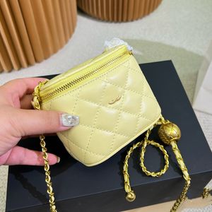 Mini bolso de maquillaje para mujer Bolso de hombro de 11 cm Cuero Diamante Hardware dorado Cierre metálico Tote de lujo Puede presionar Pequeña bola de oro Matelasse Cadena Bolsos cruzados Caja Sacoche