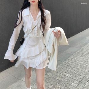 Повседневные платья Deeptown Y2k Fairycore Белое платье Женская корейская мода с длинными расклешенными рукавами и оборками Двухслойный мини-коктейль со шнуровкой и рюшами