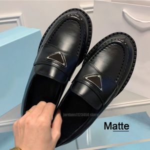 Designer de luxo vestido sapatos mocassins mulheres monolith triângulo logotipo preto branco couro aumentar plataforma sapato tênis patente fosco social plana treinadores m1021