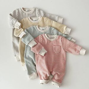 Rompers Spring Baby Rands Romper Boys Girls Simple Striped Casual Jumpsuit Winter Spädbarn Fleece Warm Clothes 231020
