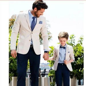 Abiti da uomo Costume Homme Blazer beige Casual Padre e figlio Fashion Street Smart Business Prom Party Suit Uomo Pantaloni blu scuro