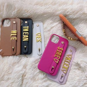 Capas de telefone celular Metal Gold Nome Pulseira Capa de Couro para Iphone 14 Pro Max 13 12 11 XS XR 7 8 Plus SE3 Mini Personalizado Capa Inicial Personalizada 231021