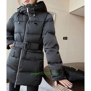 Piumini da donna firmati triangolo invertito di marca lussuoso classico cappotti di media lunghezza con cappuccio vita stretta versione invernale ispessita giacca parka m1021