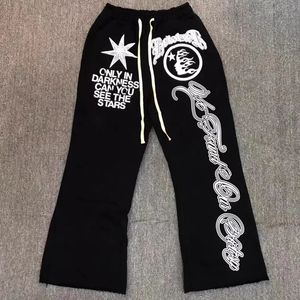 Kvinnors jeans män byxor svart helvete svettbyxor klassisk flamstjärna brev tryck byxor amerikanska hiphop casual loose män kvinnor klockbottnar 231021