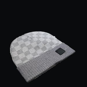 Ny hattdesigner 2023 modeuppsättning män vintermärke satin rutig halsduk skate skateboard mössa svart kvinna beanie halsduk