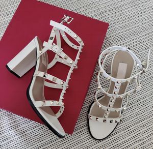 ブランドデザイナー夏の女性の本物の革のリベットハイヒールサマーハイヒール女性のためのハイヒール散布靴
