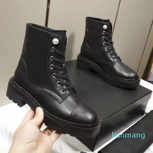 디자이너 여성 Martin Boots Ladies Pearls Pearl Soles Boots 바이커 머핀 검은 흰색 다목적 레이스 업 여성용 발목 부츠