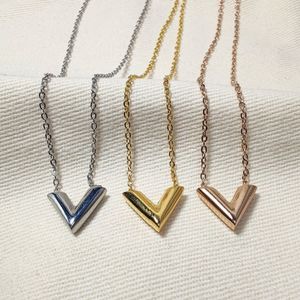 Paslanmaz Çelik Altın Kolye v Mektup Kolye Kolyeleri Kadın Klasik Tasarımcı Kolyeleri Mücevherleri Aşk 3 Renk