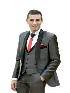 Erkek takım elbise özel yapılmış ince fit koyu gri blazer pantolon kıyafeti erkekler için erkekler siyah şal yaka damat giymek 3 adet ceket yelek pantolon