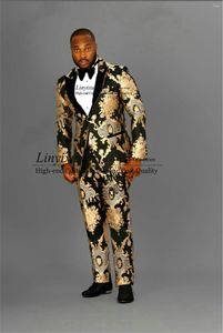 メンズスーツブラックゴールドの刺繍花の男性ピークラペル新郎ウェディングタキシード2ピースセット男性プロムブレザースリムフィットコスチュームhomme