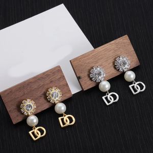 高級デザイナーファッションダイヤモンドダングルイヤリング女性の真珠文字ペンダントイヤリングパーティーのクリスマスギフトジュエリー高品質の箱