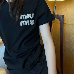 Miumius T-shirt Designer Luxury Fashion Women Euro Fashion Brand Early Spring New Rhinestone Letter Decoration Cotton Short Sleeve Round Neck Women