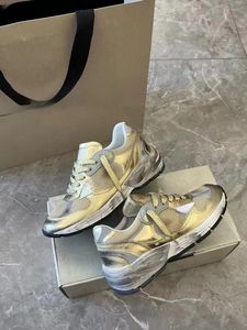 Дизайнерские золотые туфли Женская спортивная обувь Super Star Брендовая мужская повседневная новая роскошная обувь с блестками Классическая белая старая грязная повседневная обувь на шнуровке