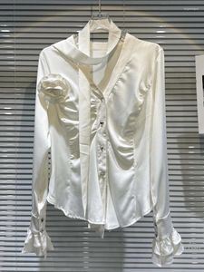 Camicette da donna 2023 Autunno Fiore tridimensionale Pin Design a pieghe Camicia con scollo a V Camicie in raso bianco Camicetta da ufficio Intimo Top