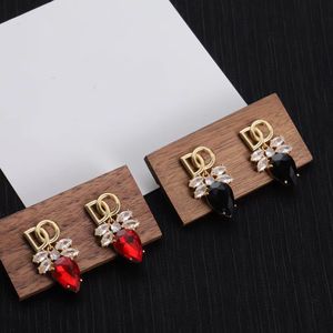 Luxuriöse Designer-Mode-Charm-Ohrringe von Aretes, 18 Karat Gold, Buchstaben-Kristall-Anhänger-Ohrringe, Damen-Geschenkschmuck, erhältlich in Schwarz und Rot, hohe Qualität, mit Box