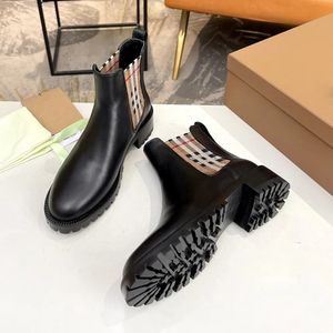 Stivaletti Chelsea a quadri Stivaletti Chelsea in pelle con motivo vintage con suola dentellata, scarpe di marca di designer di lusso pesanti, piattaforma stivaletti da motociclista grossi elasticizzati neri