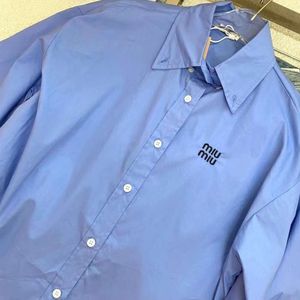 Miumius skjorta designer lyx mode kvinnor man original blå skjorta avslappnad broderi blå skjorta hösten ny avancerad design känsla liten bred unisex stil