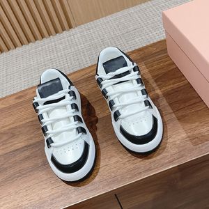 Neue Luxus-Designer-Damenschuhe, kleine weiße Schuhe, Leder, Schwarz und Weiß, passende dicke Sohlen, erhöhen die Freizeit, Outdoor-Sportschuhe, warme Damenschuhe, Größen 35–40 + Box