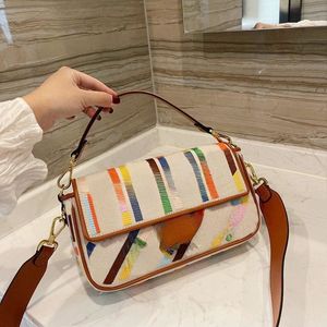 حقائب المصممين 2023 Crossbody Travel Bag Hardware Hardware Envelope Flap Letter Terbroidery Women Postman Retro Messenger1: 1