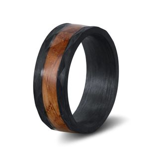 Anéis de casamento Vintage 8mm Largura Anéis de casamento de carboneto de tungstênio para homem martelado borda banda de fibra de carbono com madeira de barril de uísque carbonizado 231021