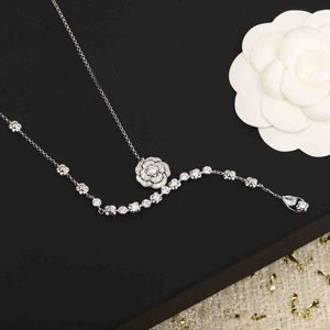 Ожерелья 2023 Ожерелье с подвеской роскошного качества с бриллиантом и цветком в форме серебра S925, в коробке с печатью PS4735A