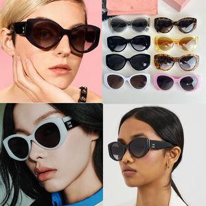 Fashionable cat eye sunglasses with logo niuniu retro modern mens and womens rectangular plate frame gradient Lunettes de Soleil leisure vacation with a box