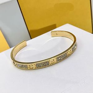 Bracciale gioielli Bracciale designer Spille firmate Spille Varie nuove spille da donna Spille firmate Nappe Cristallo di perle Accessori donna Negozio di fabbrica scatola bella