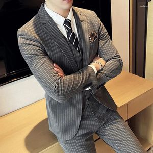 Herrenanzüge (Anzug, Weste und Hose), schmaler Anzug, koreanische Version des britischen Business-Casual-Dreiteilers