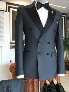 Abiti da uomo Ultimi pantaloni da cappotto da uomo Design Pantaloni blazer grigi da uomo per affari Giacca da uomo Smoking da sposo 2 pezzi Risvolto con visiera larga Personalizzato