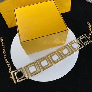 The designer designed a fashionable, luxurious, and elegant necklace, diamond jewelry, and jewelry suitable for New Year gift boxes
