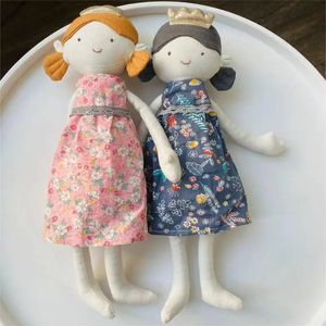 Bambole di design in tessuto di peluche che indossano un bellissimo abito floreale morbido e carino come regalo per ragazze e compagna di gioco 231023