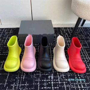 2023-Luxury Designer Paris Carta Plataforma Mulheres Rainboots Bonito Novidade Moda Botas Impermeáveis Sapatos Bege Branco Amarelo Rosa Vermelho