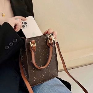 Beautiful L Crossbody Leather iPhone Phone Cases Bags Hign Quality 16 15 14 13 Pro Max 12 11 X Xs 8 7 Samsung S10 S20 S21 S22 S23 S24 S25Plus Ultra with Logo Box Size 20x16x6