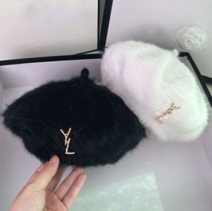 Beralar Beralar Tasarımcı Top Caps Metal Marka Mektubu Beret İngiliz Moda İnce Sahte Peluş Örme Sanatçı Şapk Sonbahar Kış Örgü Tomurcuk Şapkası 2colors Sıcak Şapka Düz1