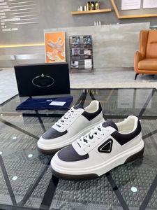 Luxuriöser Herren-Leder-Sneaker mit niedriger Sohle und dicker Triangel-Schuhe mit breiter Sohle. Re-Nylon-Gummi-Triangle-Logos-Plateau-Sneaker in Weiß und Schwarz zum Schnüren im lässigen Stil