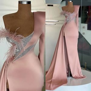 Abiti da sera a sirena a maniche lunghe 2024 Elegante raso rosa Una spalla davanti Split Dubai Abiti da ballo per feste formali da donna 322