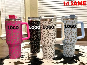 DHL com logotipo quencher 40oz tumbler tie dye azul claro rosa leopardo alça tampa palha caneca de cerveja garrafa de água revestimento em pó copo de acampamento ao ar livre pronto para enviar