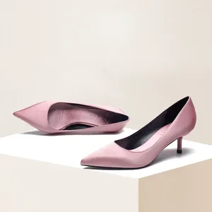 Модельные туфли Светские женские розовые туфли-лодочки телесного цвета для вечерние вечеринок на высоком каблуке 5 см, средний острый носок на шпильке без шнуровки, атласная повседневная одежда