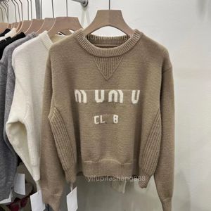 Italien Tide Miui Top Luxury Women's Sweaters Designer Classical Design Clothing Hoodie Knit Sweater Keep Warm Cardigan Långärmning Cashmere MM Black White 2024