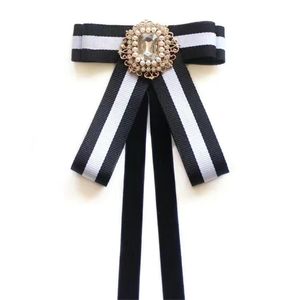 yy 2023 Woman Brooches Pin Ribbon Small Bowknot Shield Rhinestones Shirts Corsage Collar Bow Tie Crystal Fashion Jewelry Gifts