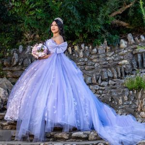 Abito Quinceanera color lavanda con spalle scoperte e fiocco con mantello da principessa, abito da ballo dolce 16 XV anni, abito messicano per spettacolo di compleanno Miss